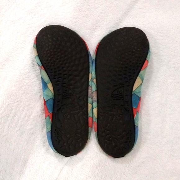 Womens water shoes. - Picture 2 of 4